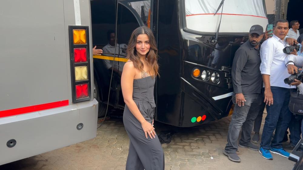 alia-bhatt-was-spotted-shooting-for-what-women-want-season-5-with-kareena-kapoor-khan-as-part-of-her-promotions-for-the-upcoming-film-jigra